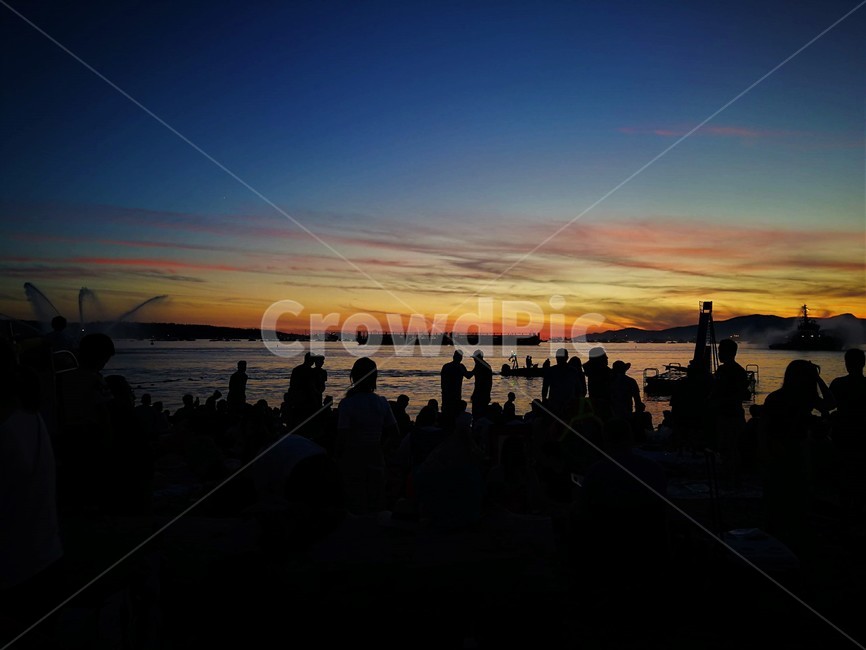 해변,노을,바다,배,항구,beach,sunset,sea,ocean,boat,ship,port,summer,여행,관광,여름,축제,사람들,대중,군중,other people,crowd,인물실루엣,사람실루엣,character silhouette,human silhouette,nature,자연,outdoors,옥외,sky,하늘,일몰,dusk,황혼,dawn,새벽,red sky,붉은 하늘,silhouette,실루엣,person,사람,human,인간