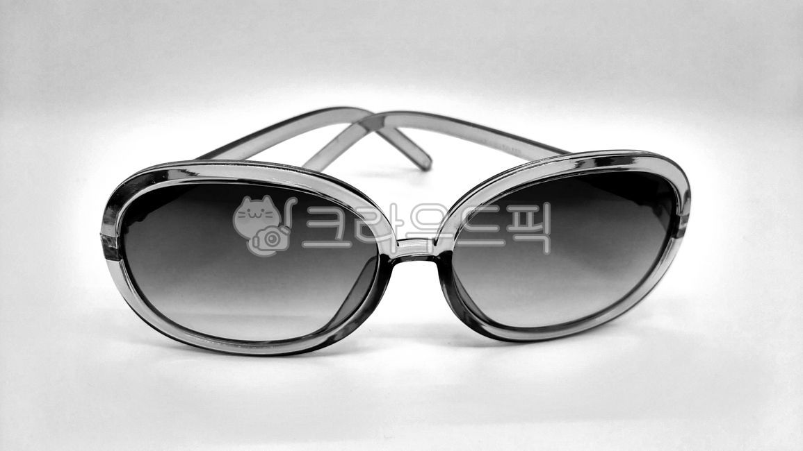 UV protection,sunglasses,temples,objects,black,glasses frame,glasses,fashion style,style,thing,Grayscale