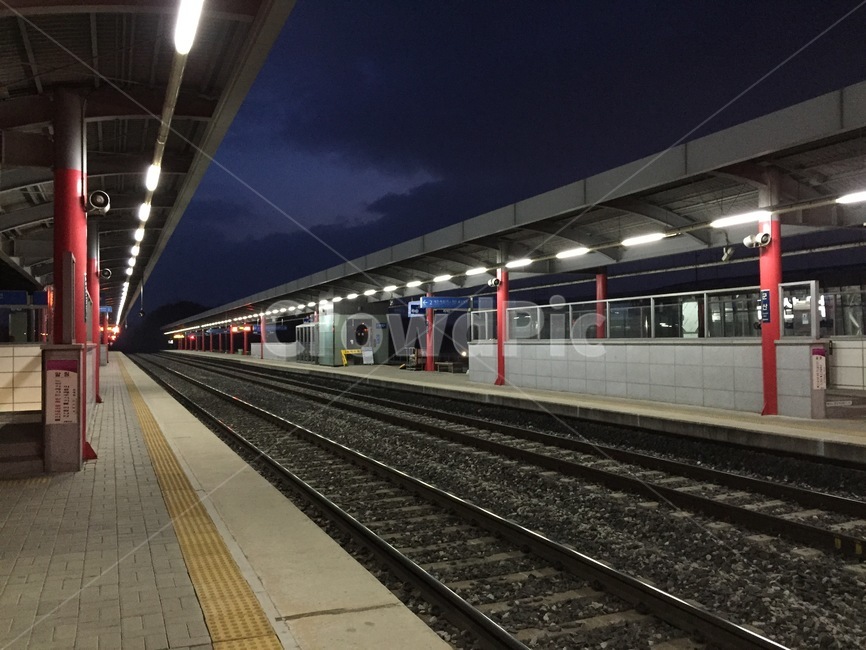 교통,기차,train,기차역,trainstation,야경,밤,풍경,nightscape,night,landscape,교통,교통수단,traffic,transportation,vehicle,차량,train station