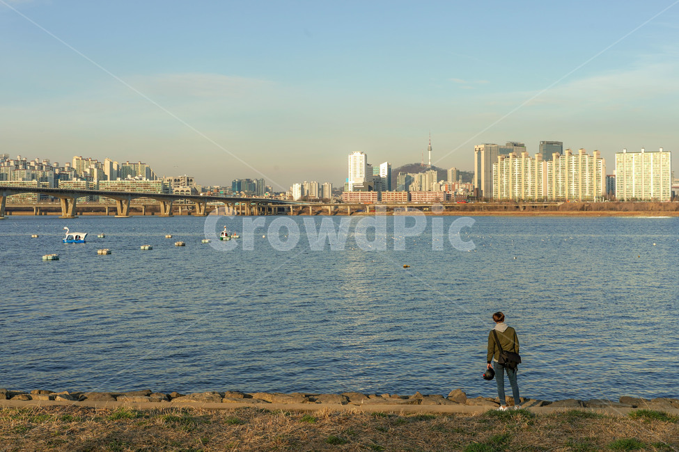 서울,한강,풍경,도시,강,강변,하늘,구름,건축물,건물,도심,korea,한국,seoul,river,tower,building,landscape,city,cityscape,town,urban,skycloud,사람,뒷모습,산책,여유,한강공원
