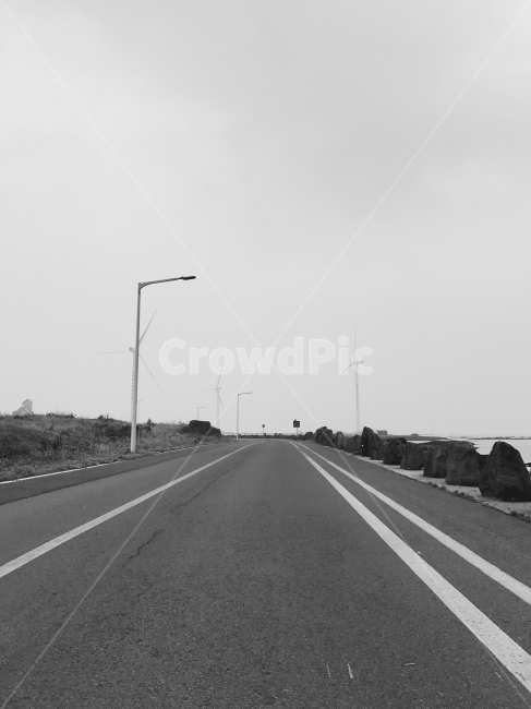 흑백,해변도로,가로등,도로,해변,흑백,모노톤,monochrome,black and white,교통,교통수단,traffic,transportation,road,highway,고속도로,freeway,고속 도로,asphalt,아스팔트
