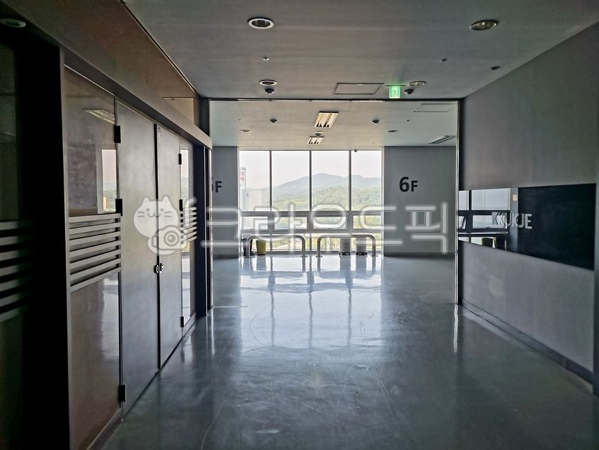 corridor,flooring,indoor view,inside,building,view,indoors,floor,office building,human,Handrail,architecture,handrail,officebuilding,banister,room,lobby,person,window