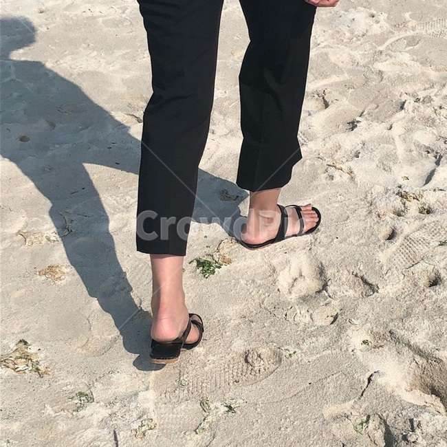 발,신발,발자국,제주도,바다,사람,여자,뒷모습,모래사장,모래밭,해수욕장,여행,하늘,바닷물,그림자,데일리룩