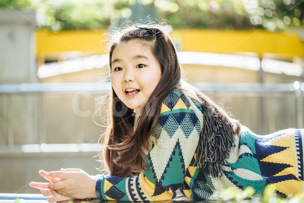 아이,표정,미소,행복,가족,딸,햇빛,건강,공원,휴일,기쁨,즐거움,사람,인물,인간,human,person,얼굴표정,facial expression,face,어린이,어린아이,child,children,kid,감정표현,기분,feeling,emotion