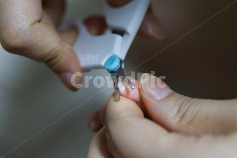 손톱,손톱깎기,가위,아기,애기,신생아,작은,앙증맞은,손,손가락,손톱깎는가위,조심스런,유아,영아,영유아,육아,부모,신체일부,몸,body