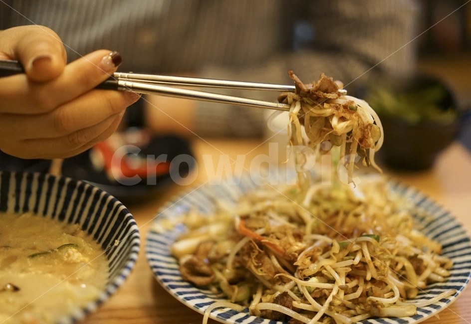 안주,숙주,두루치기,숙주볶음,이자카야,접시,젓가락,손,먹방,푸드,음식,식사,먹거리,사람,인물,인간,human,person,신체일부,몸,body,음식,식재료,요리,food,cook,meal,dishes,food reserves,육류,고기,meat,한식,한국음식,한국요리,korean food,korean dishes,korean meal,korean cook