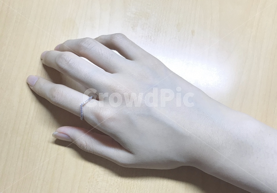손,반지,여자,손가락,손목,사람,인물,인간,human,person,신체일부,몸,body