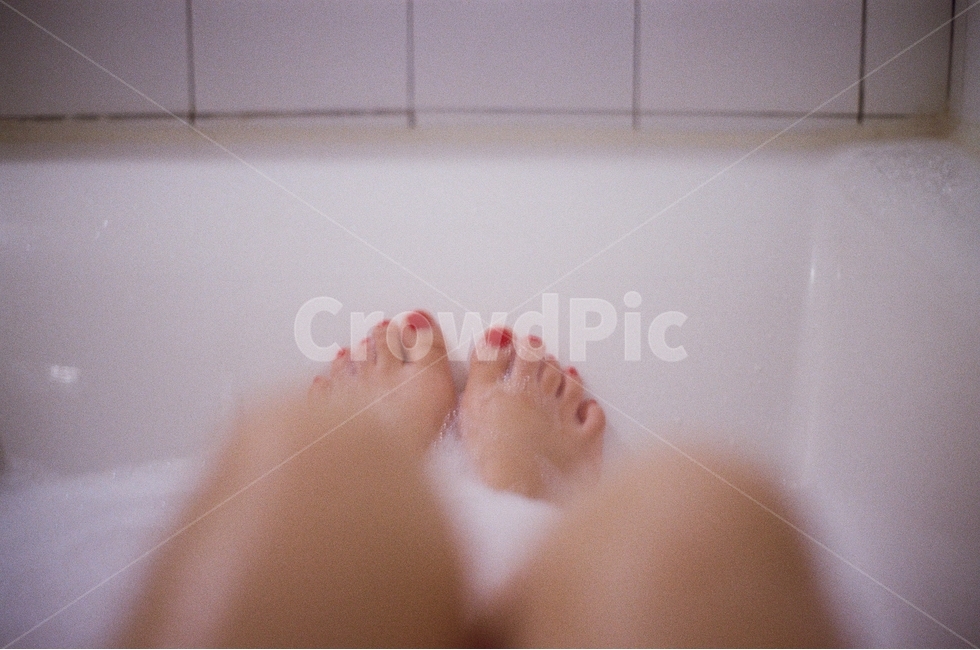 욕실,욕조,발,패디큐어,네일,메니큐어,거품,거품목욕,화장실,편안함,cozy,안정,빈티지,목욕,낭만,사람,인물,인간,human,person,신체일부,몸,body,뷰티,미용,beauty treatment,감성,sensible,feeling,휴식,힐링,rest,relaxation,healing