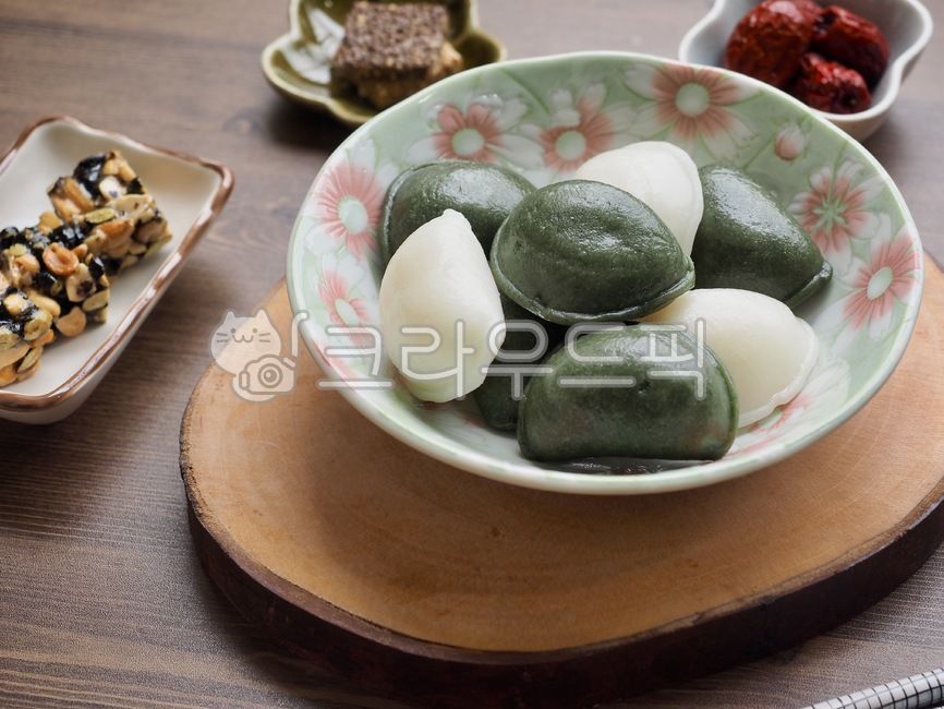 wellnessfood,asianfood,koreanculture,Thanksgiving,traditional culture,songpyeon,wellbeing,Wellbeing food,Asian food,traditionalfood,Lunar New Year food,new year,holiday food,koreantraditionalfood,korea,Chuseok Photo Contest,dish,background,rice cake,tradi