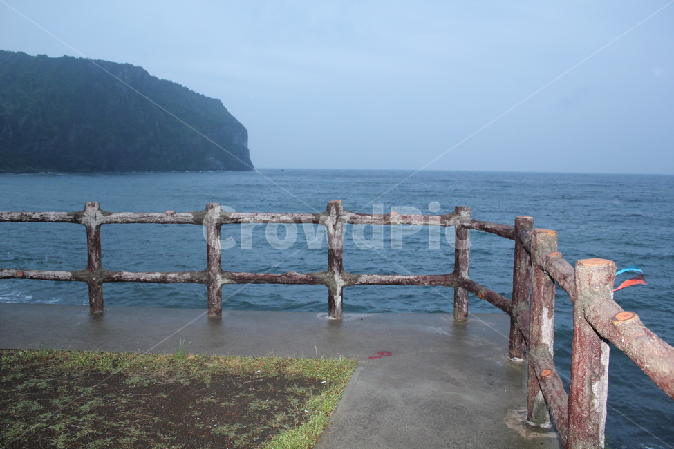 자연,바다,경관,산,난간,자연,풍경,nature,landscape,water,물,handrail,banister,waterfront,워터 프론트,railing
