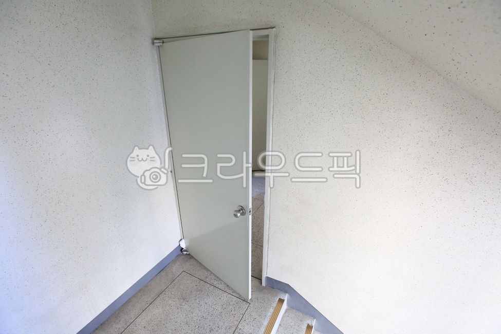 비상구,비상문,탈출구,열림,아파트,건물,계단,비상계단,주택,담힘방지,끼임방지,손잡이,방지,안전,보호,벽,열어놓은,열려있는,문,바닥,대피,화재,탈출,출구,건물내부,피난,시설,피난시설,대피로,구조,생명,소방