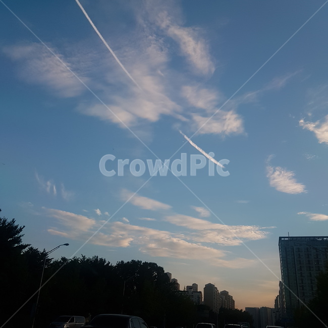 하늘,맑은,푸른,파란하늘,뭉게구름,하늘풍경,구름배경,하늘색,파란색