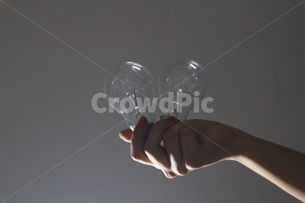 light,빛,human,인간,person,사람,손,전구,그림자,대비,명암,hand,bulb