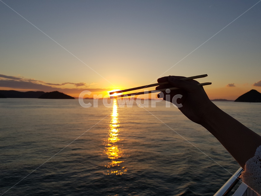 젓가락,해,노을,손가락,바다,배경,풍경,sunset,sunrising,일몰,일출,손,hand,finger,사람,인물,인간,human,person,신체일부,몸,body