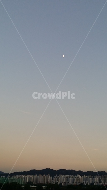 저녁달,아파트,도시,하늘,반달,halfmoon,city,sky,night,landscape,노을,sunset,apartmant