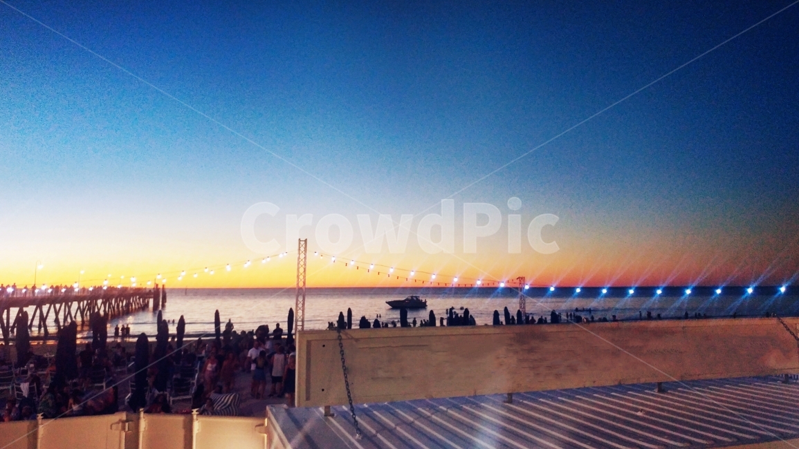 바다,바닷가,사람,사람들,다리,노을,산책,산책로,sea,ocean,seaside,beach,people,person,crowd,빛,light,walk,sunset,yellow,blue,하늘,푸른,풍경,배경,배경사진,풍경사진,평화로운,분위기,차분한,차분함,평화로움,scene,view,atmosphere,calm,peaceful,tranquil,still,background,bridge,태양,해,sun,모래,모래사장,sand,감성사진,ambience,사람들,대중,군중,other people,crowd,여행,휴가,traveling,vacation,trip