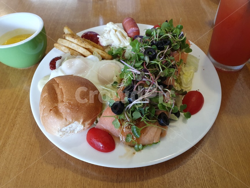 브런치,연어샐러드,계란후라이,써니사이드업,경양식,런치스페셜,맛점,음식,식재료,요리,food,cook,meal,dishes,food reserves