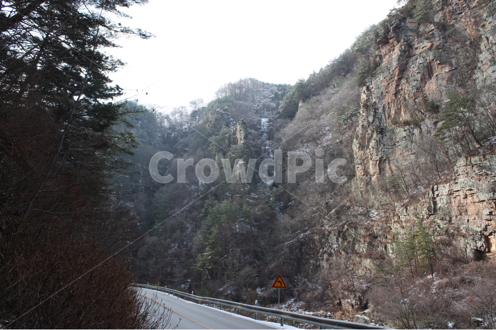 겨울,산,바위,나무,풍경,하늘,겨울,계절,winter,season,자연,풍경,nature,landscape,한국자연풍경,한국자연경관,korea nature landscape,road,도로