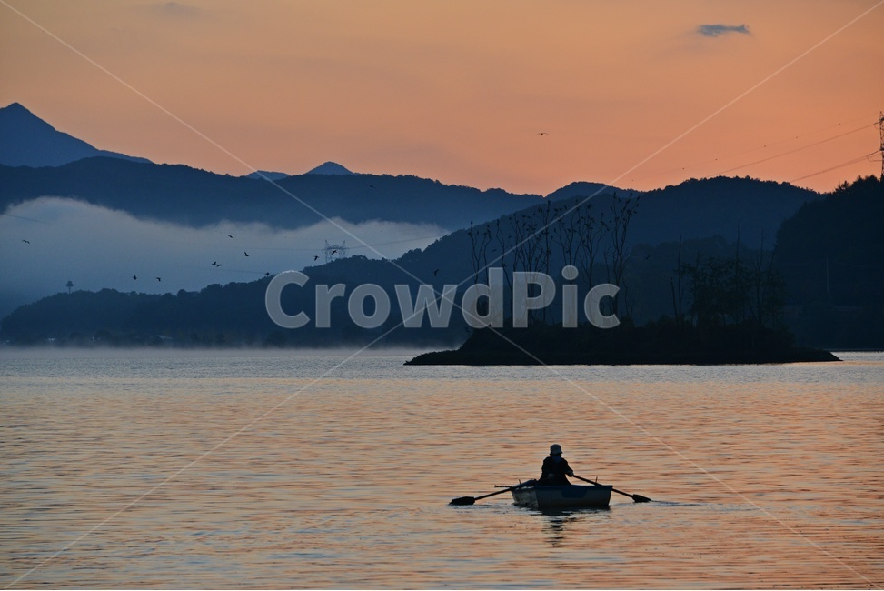 boat,보트,transportation,교통,person,사람,human,인간,outdoors,옥외,nature,자연,dawn,새벽,light,빛,flare,플레어,sunlight,햇빛,sky,하늘,redsky,붉은하늘,양평,두물머리,일출,두물머리아침,나룻배,여명,나무,자연,풍경,nature,landscape,한국자연풍경,한국자연경관,korea nature landscape