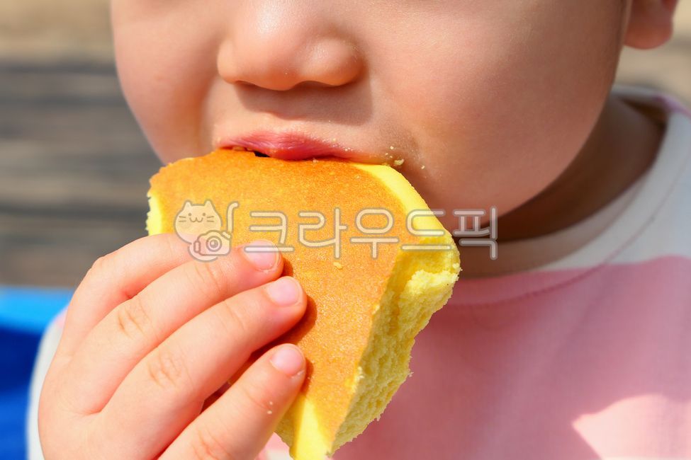 아기,아이,빵,카스테라,음식,취식,어린이,영유아,먹는,간식,먹기,사람,인간,남자아이,먹음직스러운,손,고사리손,작은,통통한,토실토실,입,얼굴,코,귀여운,앙증맞은