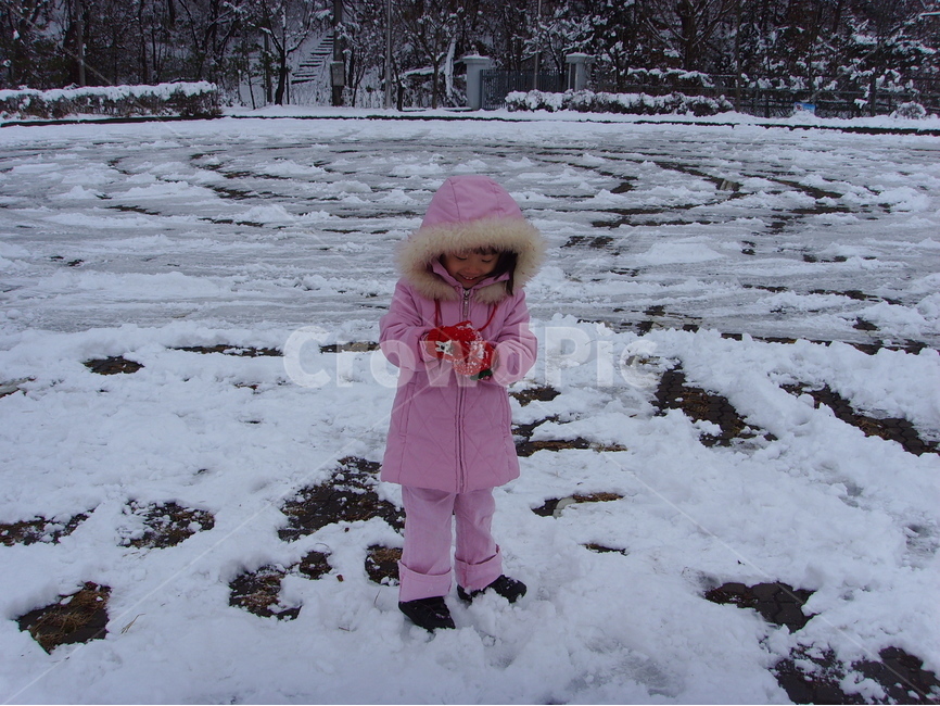 어린이,아이,동심,웃음,가족,눈,겨울,즐거움,겨울,계절,winter,season,사람,인물,인간,human,person,어린이,어린아이,child,children,kid