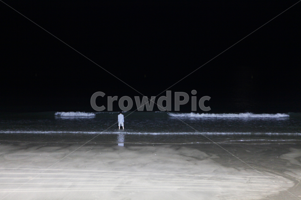 바다,뒷모습,사람,파도,해변가,밤바다,외로운,해변,바다,beach,sea,야경,밤,풍경,nightscape,night,landscape,water,물,nature,자연,ocean,대양,outdoors,옥외,shoreline,해안선,바닷가,coast,연안