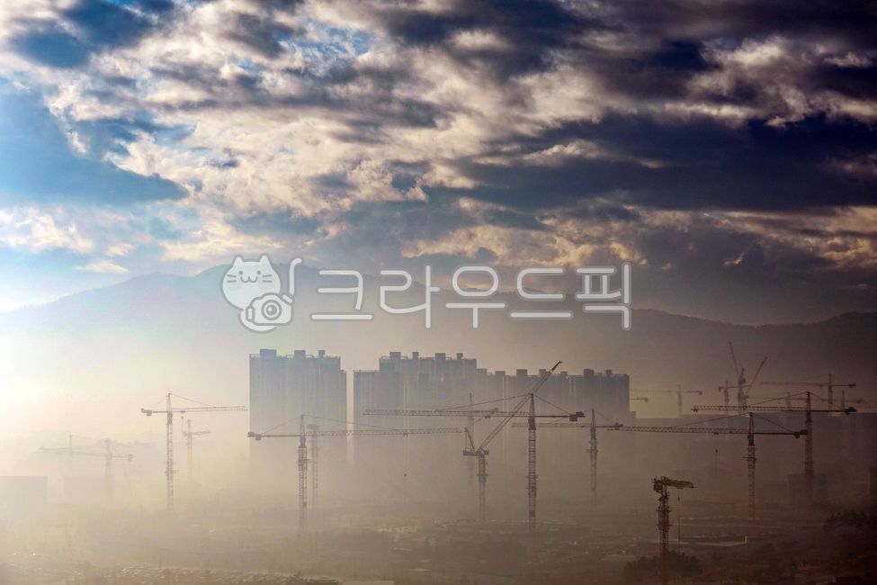 erection,sunrise,city,industry,Yangju City,construct,building,cloud,weather,construction,tower crane,Fog,architecture,sky,crane,work,construction site,equipment,heavy equipment,sunup,structure,morning,site,new city,build,Okjeong,apartment,construction equ
