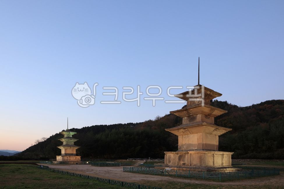 감은사지삼층석탑,감은사지,삼층석탑,석탑,탑,감은사지3층석탑,3층석탑,문화재,유적,사적,국보,112호,국보112호,하늘,배경,백그라운드,야경,불빛,조명,저녁,밤,신라,신라시대,통일신라,경주,경주시,경북,경상북도,한국