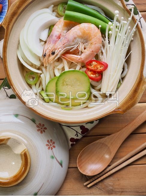 아시아음식,새우냄비우동,채소,반찬,김치,음식,냄비,도자기냄비,새우,해산물,점심,저녁,식사,요리,한국음식,배경,버섯,팽이버섯,애호박,양파,일본음식,냄비우동,야채,웰빙,웰빙음식,asianfood,shrimppotudon,vegetable,sidedish,kimchi,food,pot,potterypot,shrimp,seafood,lunch,dinner,meal,cooking,koreanfood,background,mushroom,enokimushroom,onion,japanesefood,hotpotudon,wellbeing,wellbeingfood
