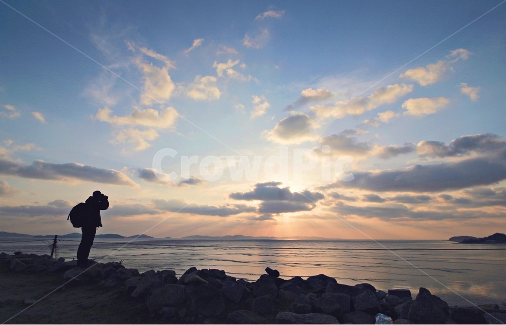 강화도,해변,바닷가,바다,일몰,빛내림,구름,하늘,푸른하늘,풍경,landmark,landscape,감성,분위기,무드,섬,해질녘,노을,골든타임,sea,국내,사람,자연,풍경,nature,landscape,사람,인물,인간,human,person,사진작가,포토그래퍼,photographer,outdoors,옥외
