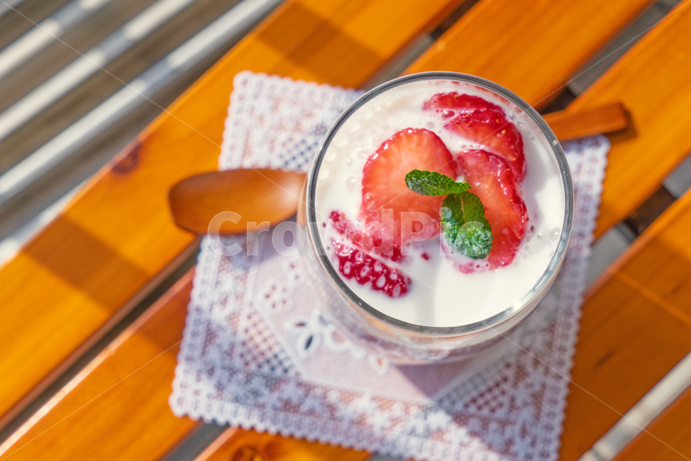 딸기라떼,딸기우유,딸기음료,우유,딸기,애플민트,스푼,컵받침,디저트,dessert,음료수,drink,beverage
