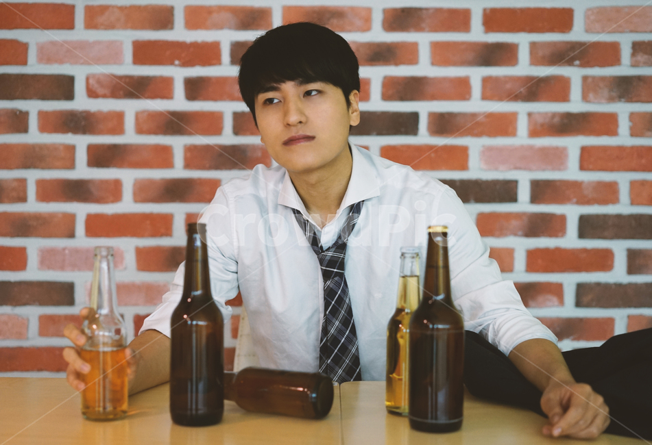 남성,남자,펍,맥주,비어,beer,술,음주,과음,맥주병,병맥주,알코올,사람,인물,인간,human,person,남성,남자,man,male,술,주류,alcohol,산업,industry,industrial,비즈니스,사업,business,service,work