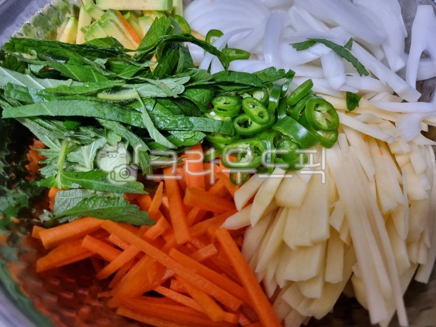 양파,고추,매운고추,감자,깻잎,당근,호박,애호박,onion,chili,redpepper,hotpepper,cayennepepper,potato,whitepotato,reductionofcapital,sesameleaf,perillaleaf,carrot,pumpkin,amber,zucchini,youngpumpkin,youngsquash,쥬키니호박,juicypumpkin,jukini,식재료,요리재료,음식재료,foodstuff,cookingmaterial,foodmaterial