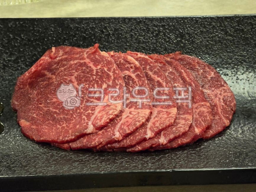 생고기,생소고기,신선한고기,고기준비,요리재료,소고기부위,구이용고기,바베큐재료,육류,신선육류,고기집,고기구이,외식,rawpork,rawbeef,freshmeat,rawmeat,rawmeatonplate,portcuts,beefcuts,butcher,grillingmeat,와규,꽃등심,wagyu,샤브샤브,shabushabu,샤브샤브용고기,bbqingredients,얇은고기