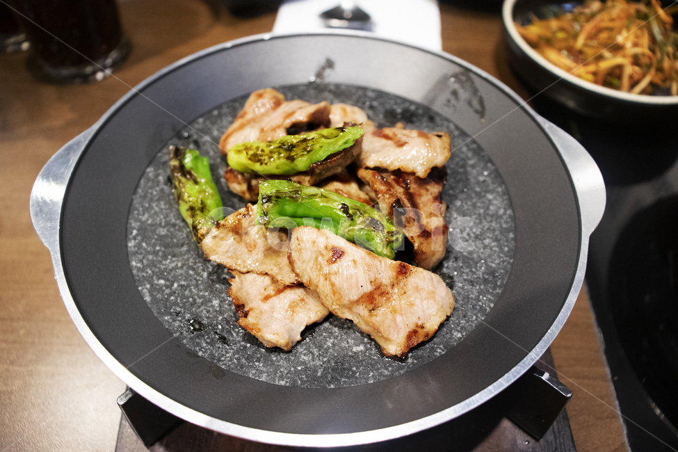 meal,식사,dish,요리,food,음식,고기집,식당,음식점,한식,돼지고기,삼겹살,그린빈,고기,돼지,익힌돼지고기,철판,음식,식재료,요리,food,cook,meal,dishes,food reserves