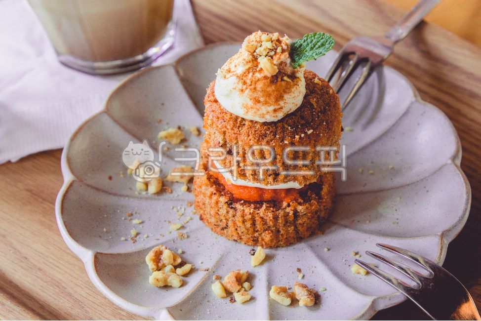 카페,케이크,음료,라떼,당근케이크,접시,포크,호두,당근,fork,coffee,latte,cake,cafe,food,cup,carrot,background