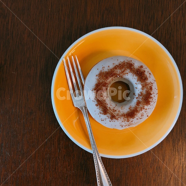 카페,감성,소품,분위기,cafe,도넛,노란색,포크,접시,인테리어,시나몬,coffee,커피,카페,coffee,cafe