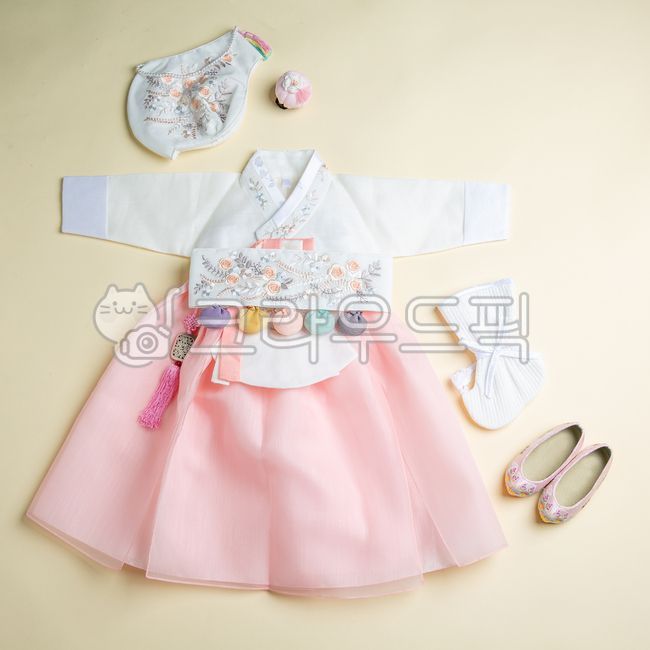 traditional clothes,apparel,clothes,rock,Dol Hanbok,Han bok,Childrens Hanbok,clothing,cloth,fashion