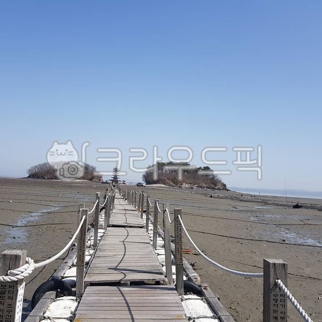 West Sea,Floating bridge,bridge,mud flat,spring sea