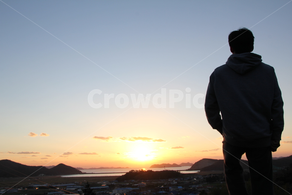일몰,사람,해,sun,sunset,산,바다,하늘,구름,자연,풍경,nature,landscape,사람,인물,인간,human,person,인물실루엣,사람실루엣,character silhouette,human silhouette,여행,휴가,traveling,vacation,trip,clothing,의류,apparel,의복