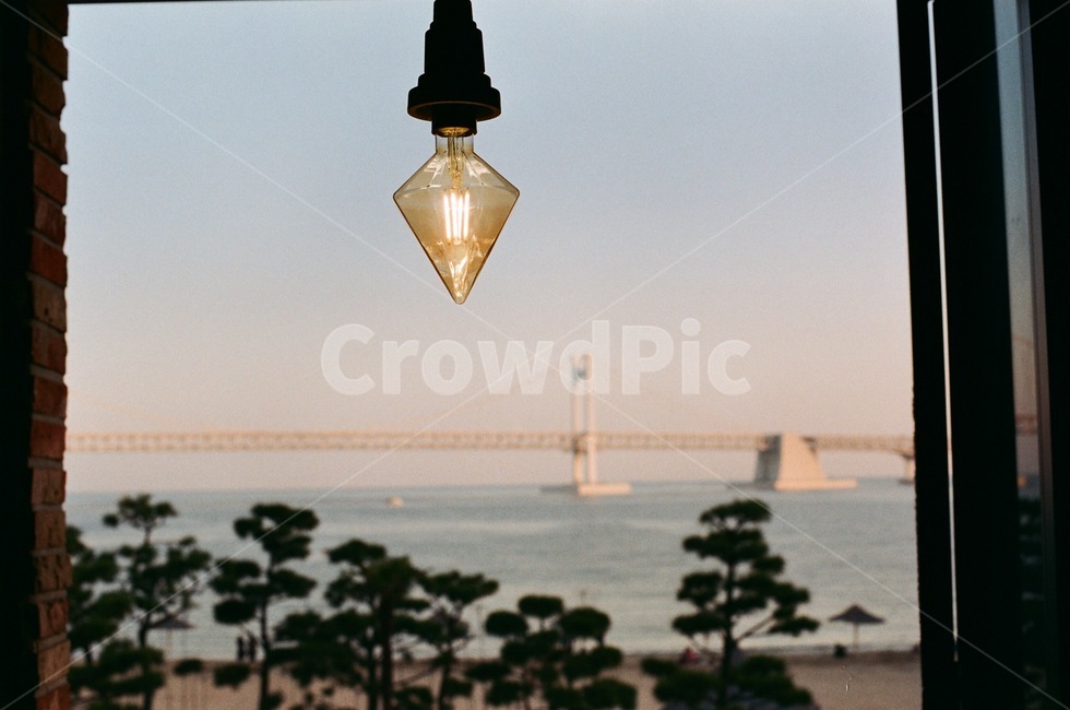 광안리해수욕장,광안리,바다,다리,부산,광안대교,busan,bridge,창문,전등,풍경,필름카메라,필름,아날로그,감성,film,felling,analogue