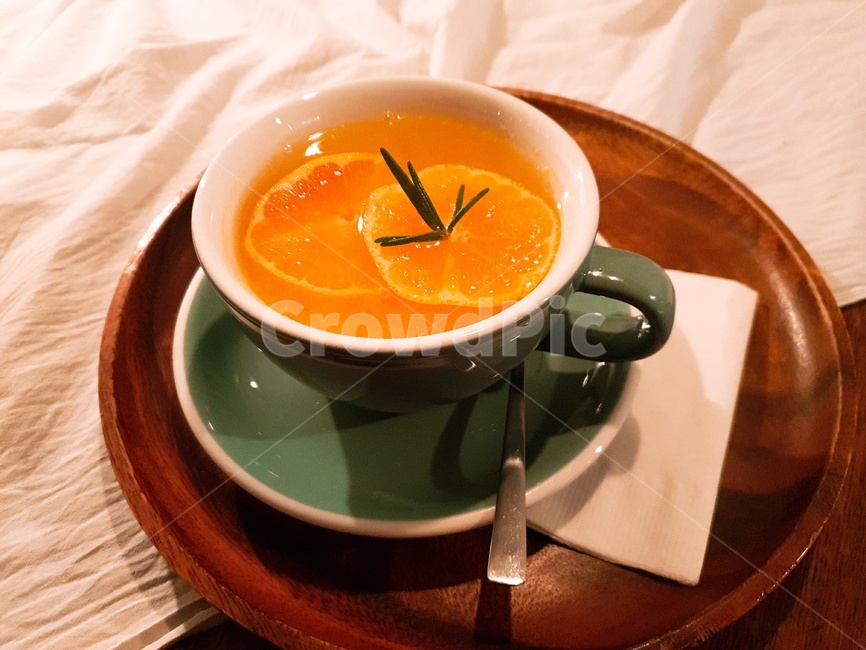 카페,음료,귤차,차,tea,따뜻한,따뜻한음료,mandarinetea,cafe,과일차,pottery,도기류,saucer,받침접시,찻잔,마실것,drink,beverage,컵,cup