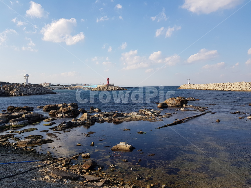 바다,등대,방파제,해변,해안가,해변가,작은바위,맑은하늘,파란하늘,하늘,구름,물,바닷물,파란바다,뭉게구름