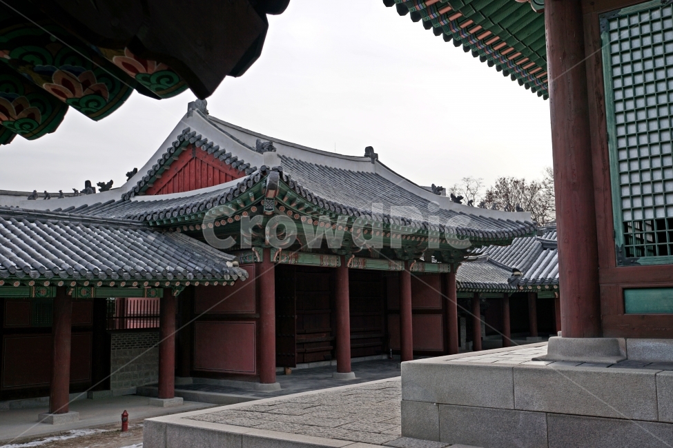 culturalassets,Historic sites,winter,construct,traditional door,Entrance,Cultural Heritage,landscpe,tile,sight,Korean history,tradition,sky,roof,Palace,asia,tree,Korean,Korean culture,history,kingdom,Gyeonghuigung Palace,Hanok door,seoul,Joseon Dynasty,ex