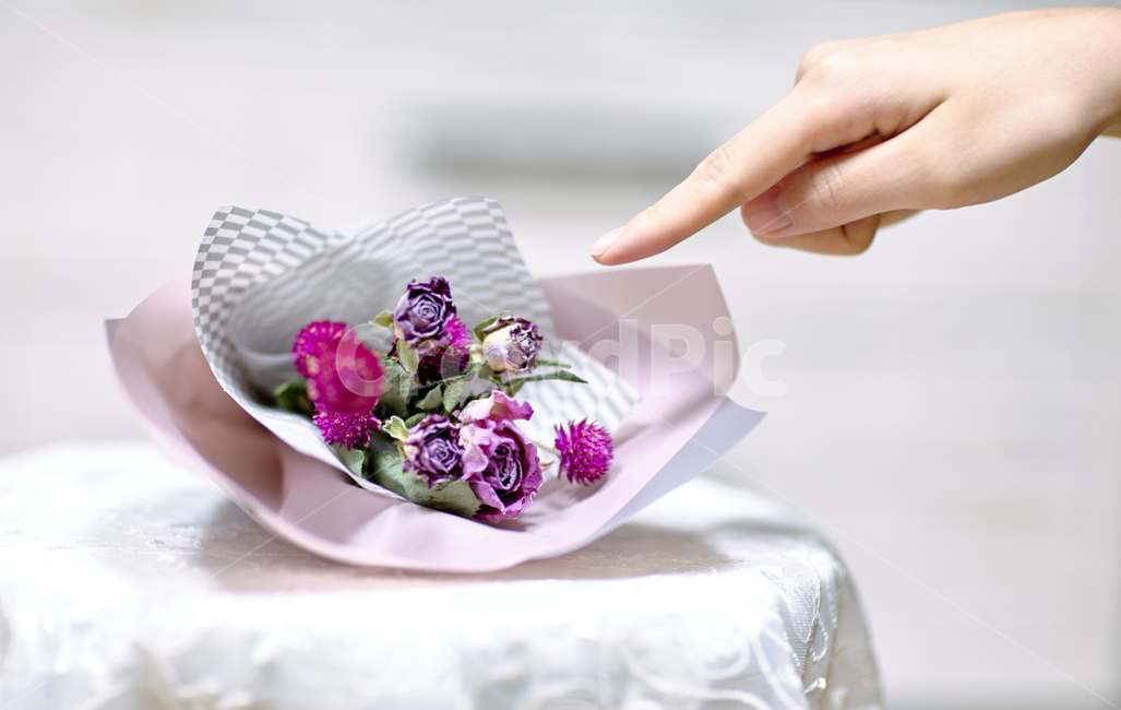 꽃다발,기념일꽃,사랑의서약,플라워,드라이플라워,화이트데이,발렌다인데이,꽃다발가리키는손,꽃,flower,사람,인물,인간,human,person,신체일부,몸,body,기념일,축하,anniversary,congratulation,celebrate,celebration