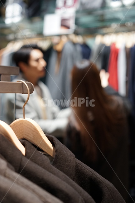연인,커플,쇼핑,데이트,옷가게,매장,겨울옷,패션,shopping,겨울,계절,winter,season,사람,인물,인간,human,person,연인,커플,사랑,lover,couple,쇼핑,shopping