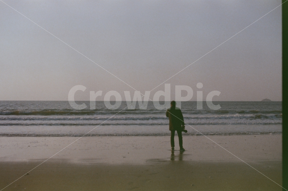 바다,홀로,쓸쓸함,겨울바다,서해,해변,감성사진,빈티지,뒷모습,해변,바다,beach,sea,사람,인물,인간,human,person,남성,남자,man,male,고독함,외로움,쓸쓸함,우울함,슬픔,lonely,solitary,사진작가,포토그래퍼,photographer,감성,sensible,feeling