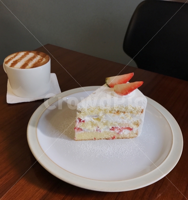 cake,strawberrycake,dessert,coffee,cafe,onthetable,table,dessertcafe,cappuccino,yummy,delicious,stilllife,picture,photo,daily,trip,food,mood,케이크,디저트,딸기생크림케이크,딸기케이크,맛있다,커피,카푸치노,카페,테이블,온더테이블,예쁜사진,사진,음식,식재료,요리,food,cook,meal,dishes,food reserves,빵,bread,디저트,간식,후식,dessert,snack,커피,카페,coffee,cafe