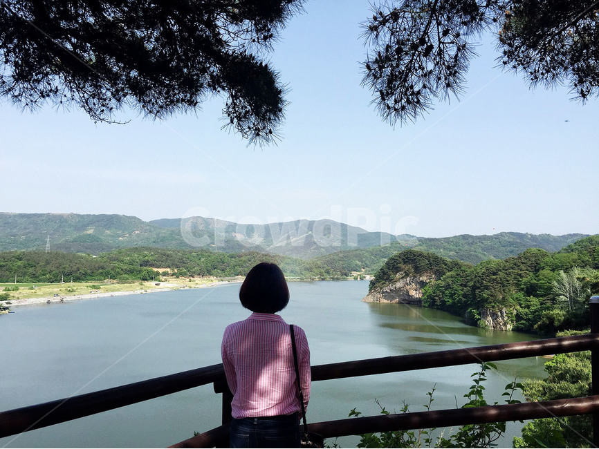 뒷모습,사람,인물,강,풍경,하늘,산,자연,쉼,여유,힐링,외로움,고독,자연,풍경,nature,landscape,사람,인물,인간,human,person,여성,여자,woman,female,lady,railing,난간,handrail,banister