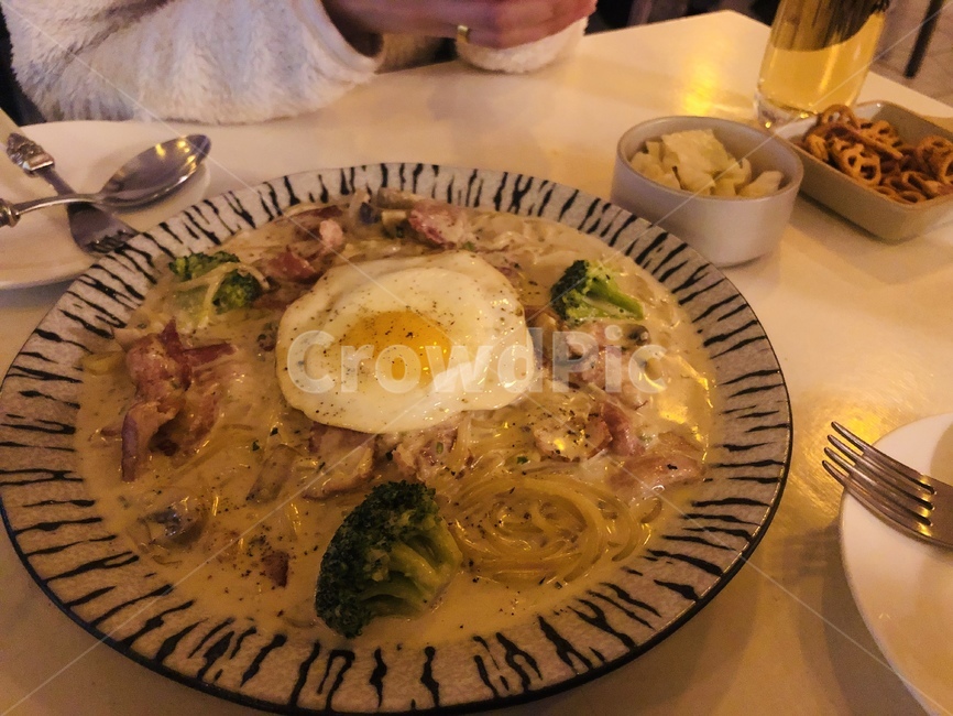 크림파스타,까르보나라,베이컨,후라이,파스타,스파게티,달걀,파프리카,계란,크림소스,저녁식사,술안주,맥주,음식,식재료,요리,food,cook,meal,dishes,food reserves,양식,서양음식,서양요리,western food,western dishes,western meal,western cook
